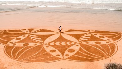 Photo de Abderrahmane Bouihlougat, transformer le sable des plages en toile pour des tableaux